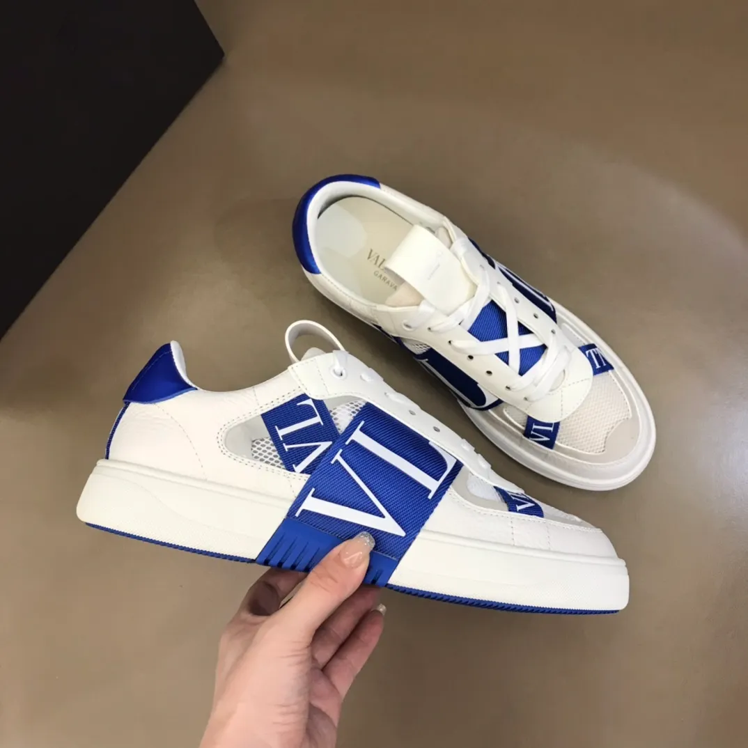 p440 "Valentin*" new spring and summer calfskin lace-up sneakers. No man should be able to refuse these shoes. The classic color scheme is so handsome! Purchase a high-precision replica of the original version to instantly sell off the market currency! 6 VLTN logo rubber effect straps - Valentino Garavani Logo printed on the back and tongue, all materials are customized to ensure quality! Size: 38-44